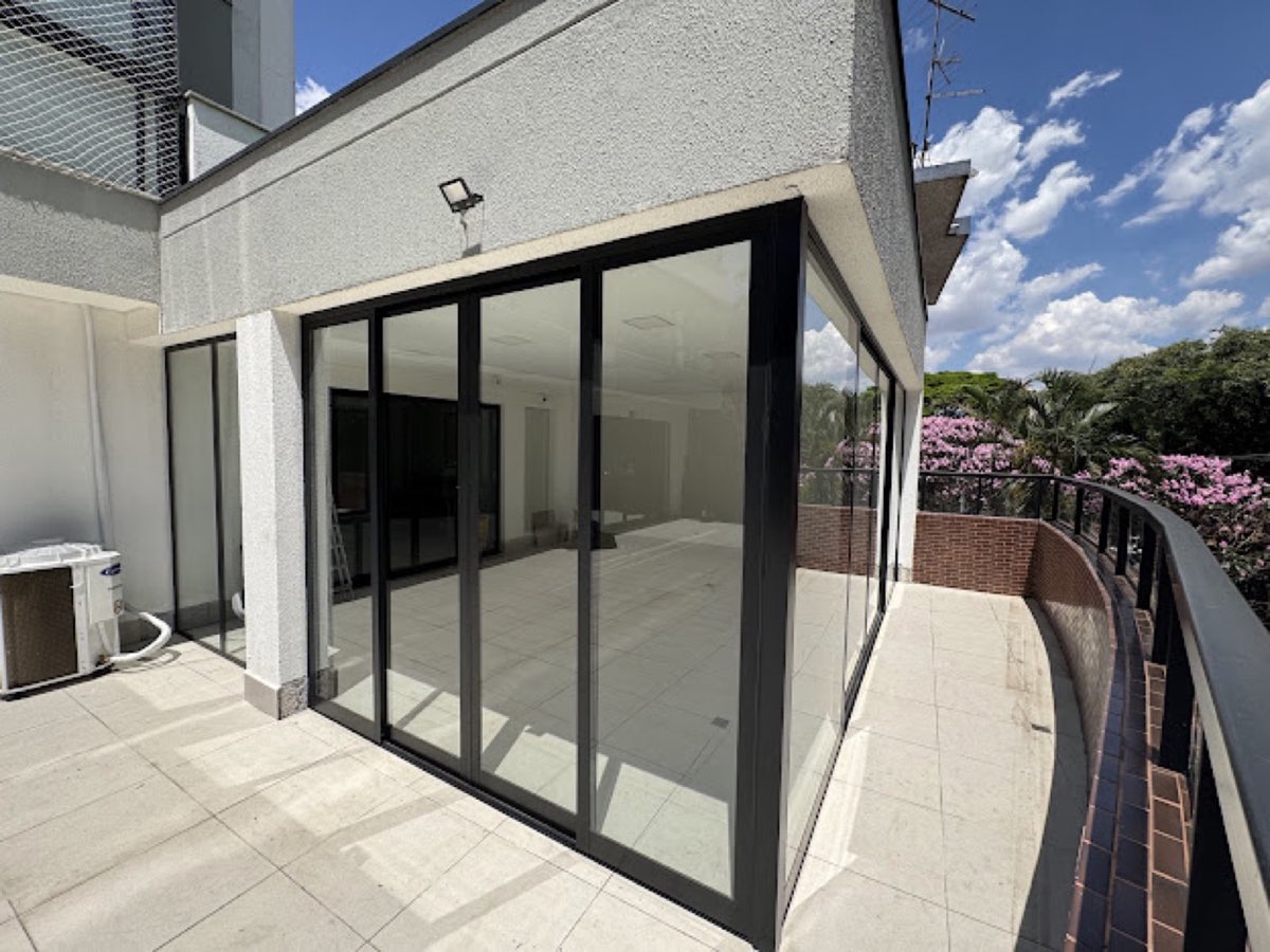 Porta de correr de 4 folhas em alumínio preto da linha Suprema, vista lateral do piso ao teto. Obra da VitraAlu em Jardim São Paulo, São Paulo.