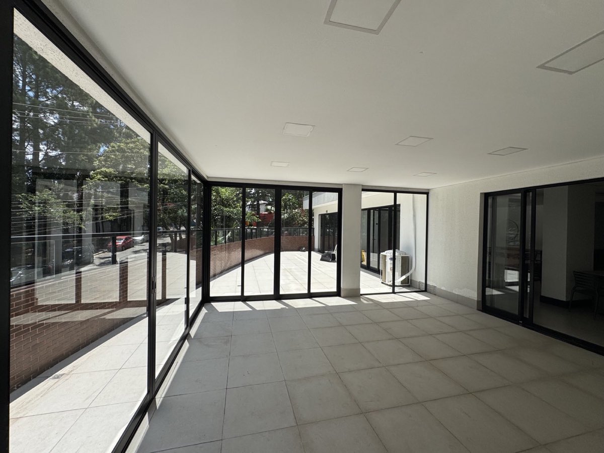 Porta de correr de 4 folhas em alumínio preto da linha Suprema em ambiente integrado. Obra da VitraAlu em Jardim São Paulo, São Paulo.