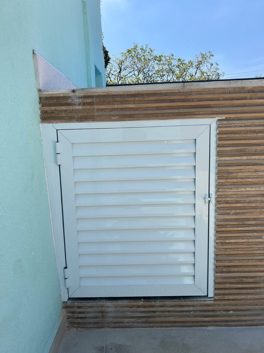 Veneziana de alumínio branco instalada em muro externo. Obra da VitraAlu em Tatuapé, São Paulo.
