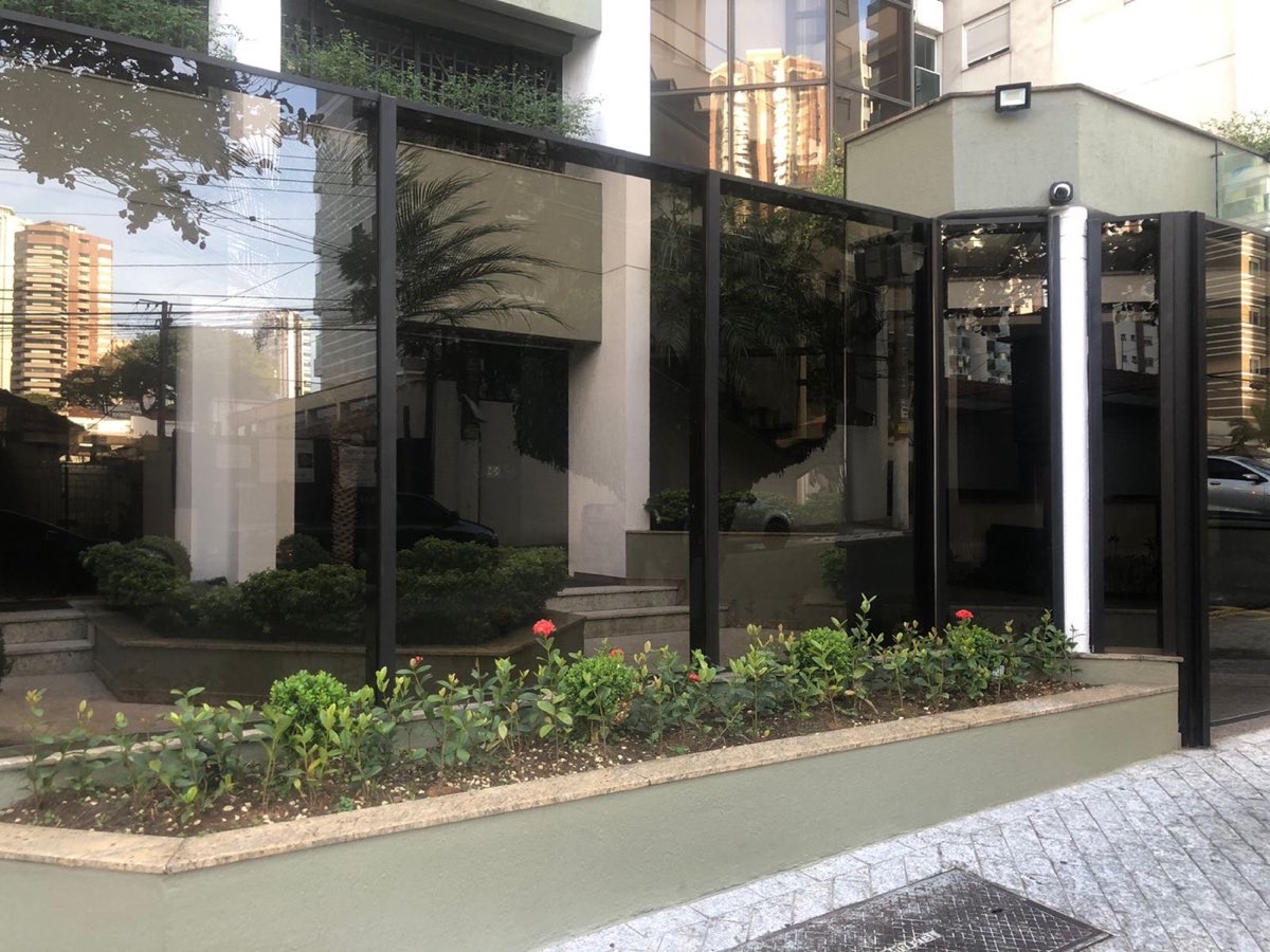 Fachada de edifício com esquadrias e portão em alumínio preto. Obra da VitraAlu em Anália Franco, São Paulo.