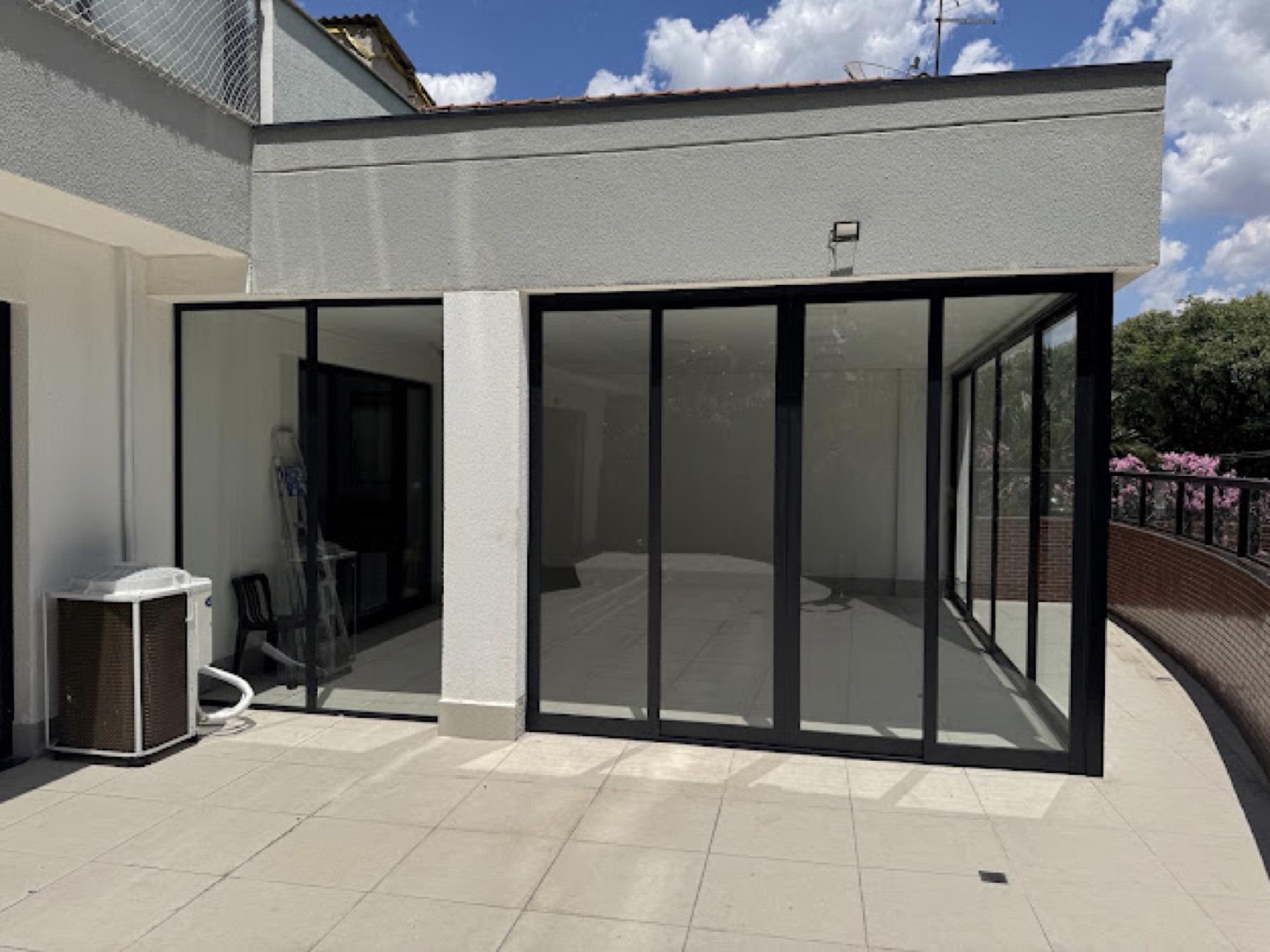 Sacada de apartamento envidraçada com esquadrias de alumínio preto e vidro, executada pela VitraAlu em São Paulo.