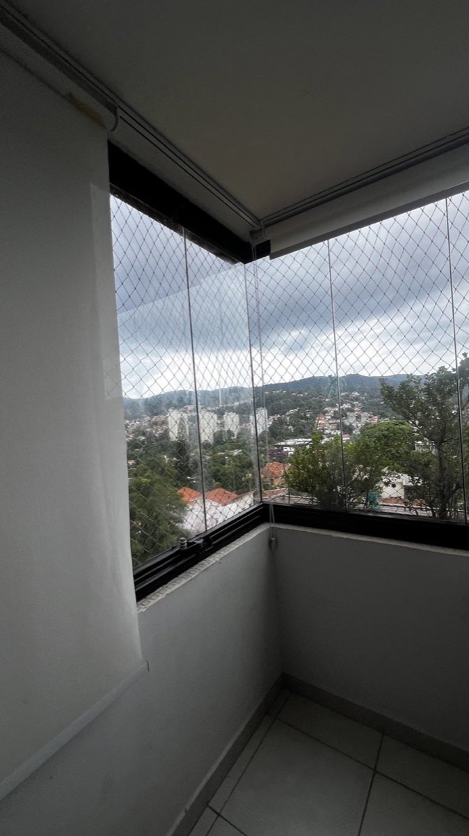 Sacada em esquina totalmente envidraçada, com vista aberta para o bairro. Obra da VitraAlu em Tucuruvi, São Paulo.