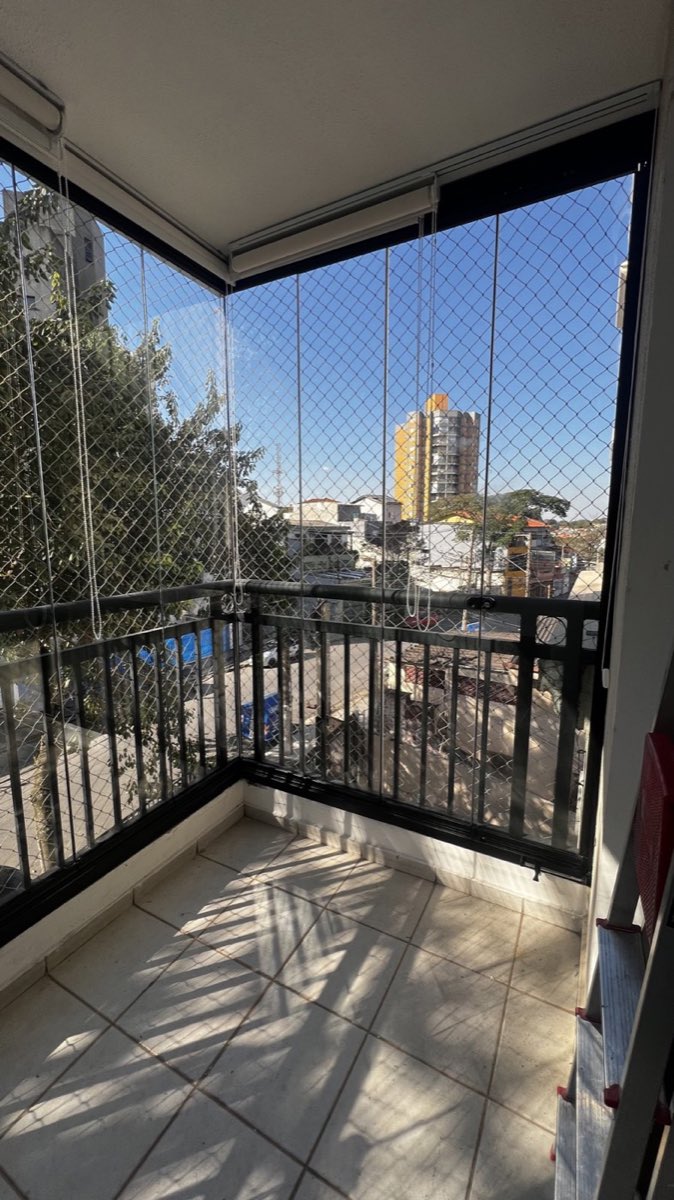 Painéis de vidro da sacada recolhidos lateralmente, deixando a varanda aberta. Obra da VitraAlu em Vila Gomes, São Paulo.