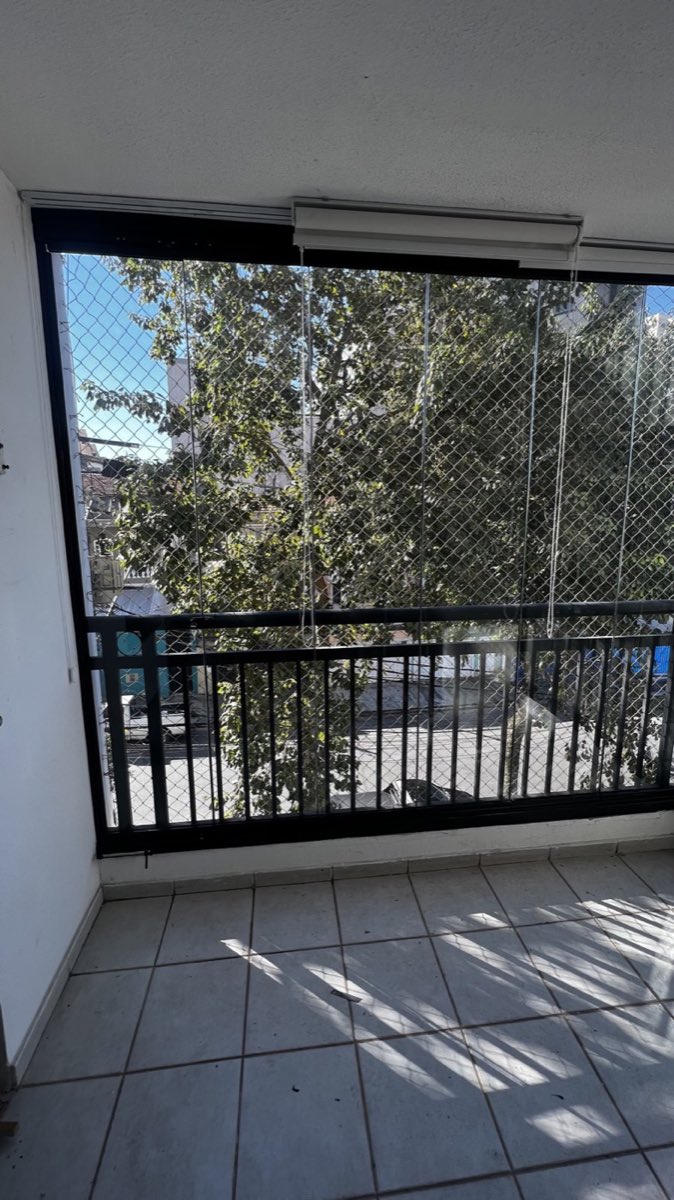 Varanda de apartamento com envidraçamento de vidro e guarda-corpo metálico. Obra da VitraAlu em Vila Gomes, São Paulo.