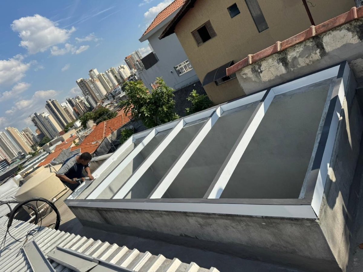 Cobertura de vidro com estrutura de alumínio instalada em área externa. Obra da VitraAlu em Pinheiros, São Paulo.