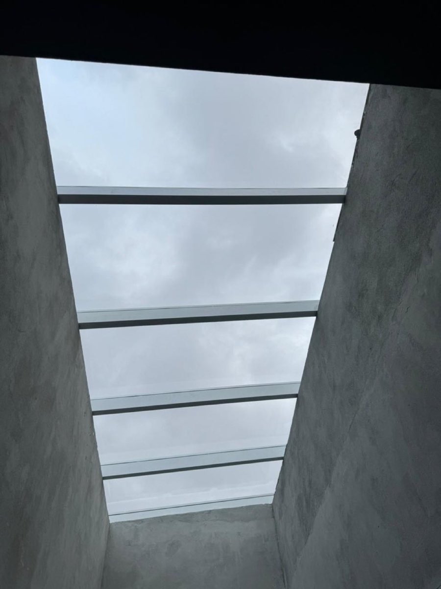 Cobertura de vidro vista de baixo, mostrando a estrutura de alumínio. Obra da VitraAlu em Pinheiros, São Paulo.